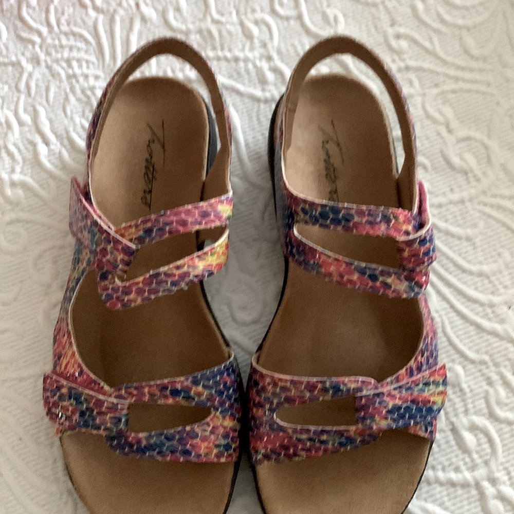 Trotters multi color women’s sandals size 6N worn once indoors